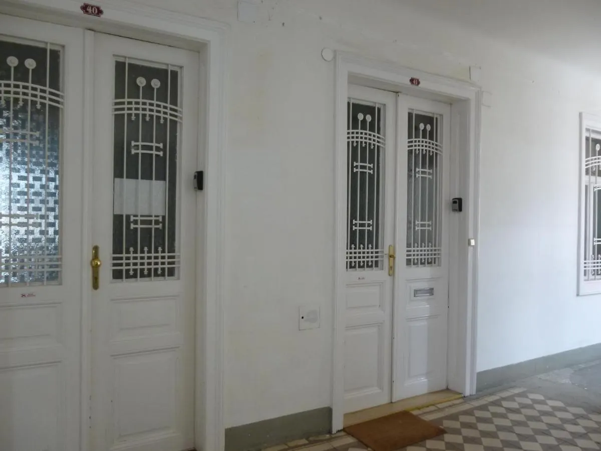 Apartments Maximillian Vienna 2*,